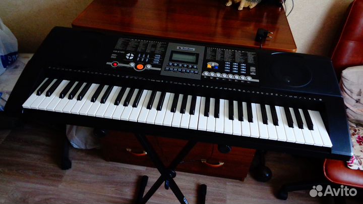 Синтезатор Tesler KB-6180 + стойка Quik Lok