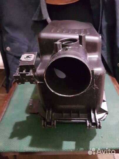 Корпус воздушного фильтра toyota авенсис