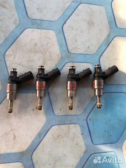 Форсунка топливная бензиновая 06F906036