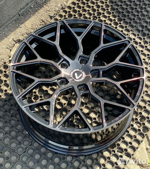 Кованые диски GT Forged R21 на Lexus LX570