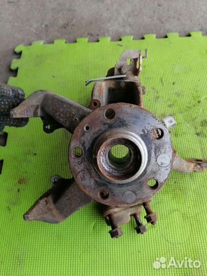 Кулак поворотный левый Фольксваген Гольф 5+