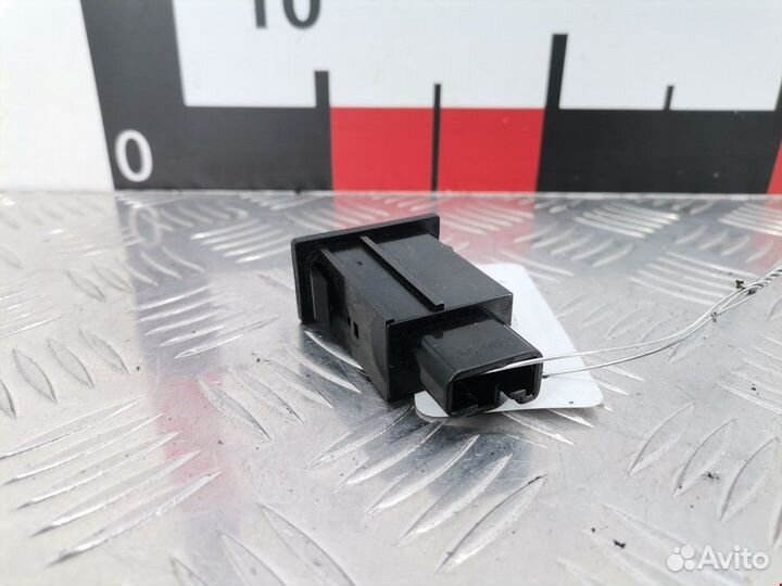 Кнопка открывания люка Toyota Avensis 2 (T250)