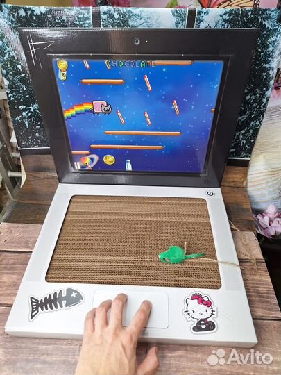 Картонная когтеточка для котов с игрушкой