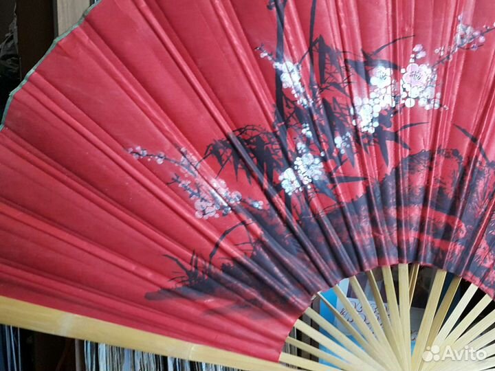 Веер огромный красный