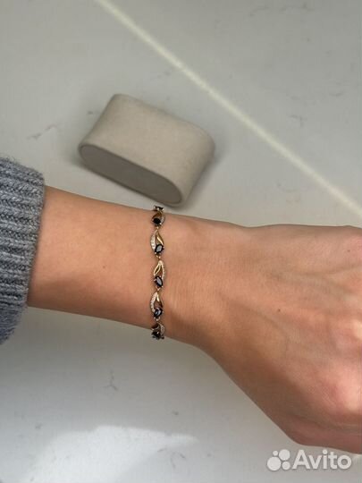 Золотой браслетс с бриллиантами и сапфирами