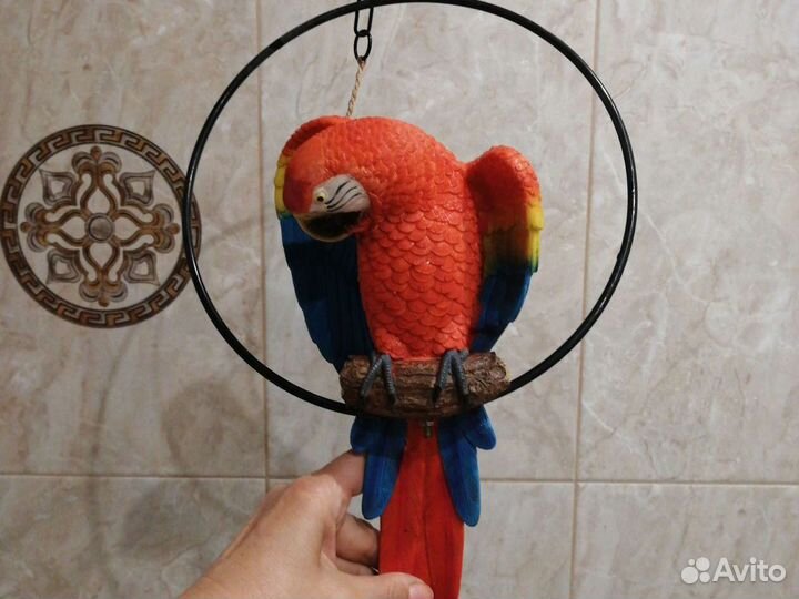 Игрушка попугай на жердочке