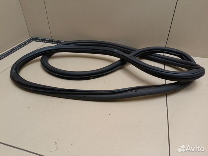 Уплотнитель дверного проема задний левый Skoda