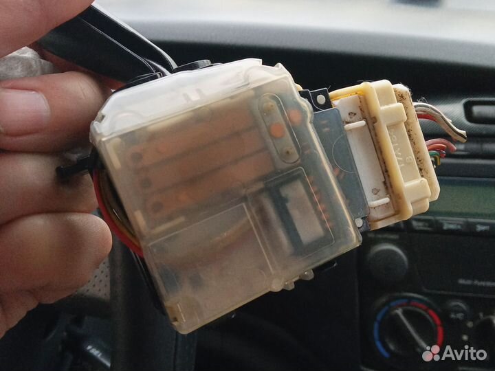 Левый поворотник на Мазду MPV