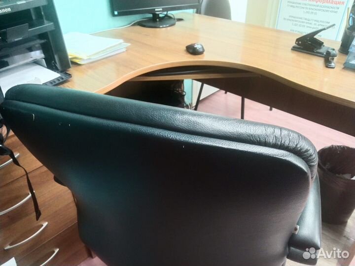 Офисное кожаное кресло бу