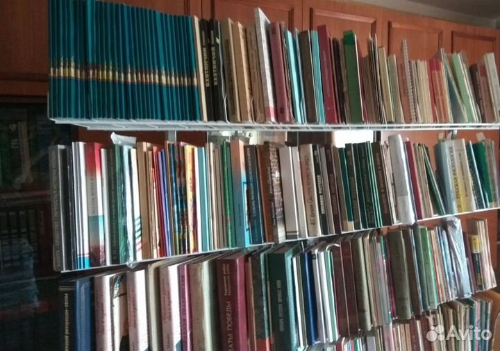 Металлическая переносная полка для книг