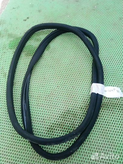 Уплотнительная резинка задняя правая Mercedes-Benz