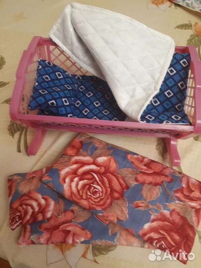 Кроватка для куклы с постельными принадлежностями