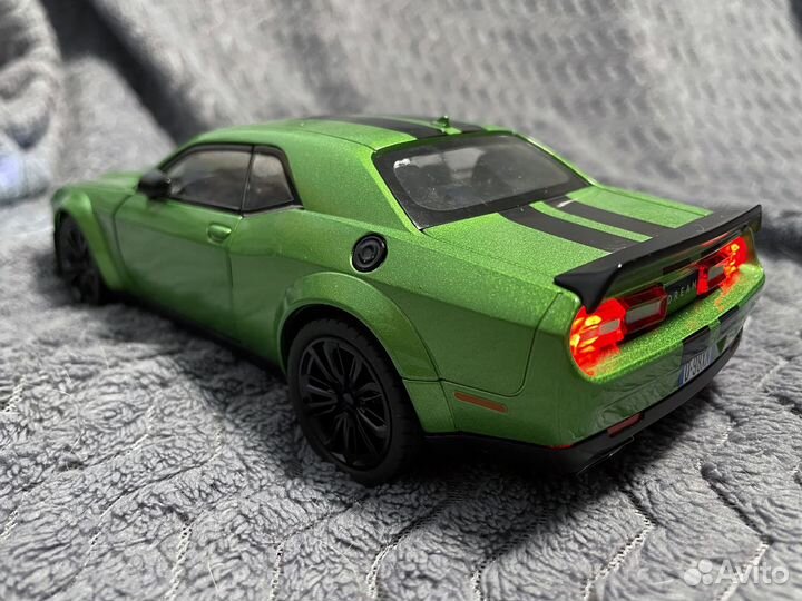 Машинка Dodge Challenger SRT 1:24