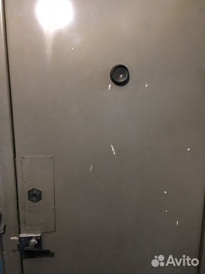 Продам металлическую дверь