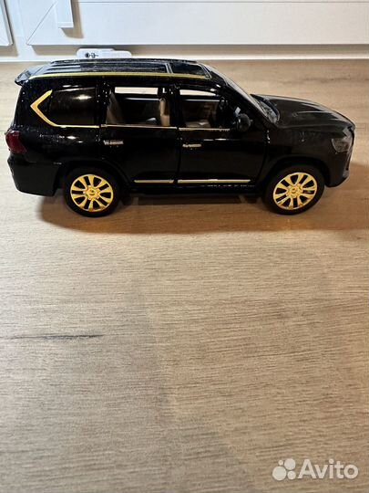 Игрушечная машинка