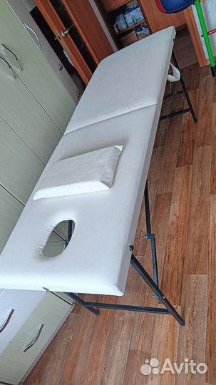 Массажная кушетка с вырезом и подушкой