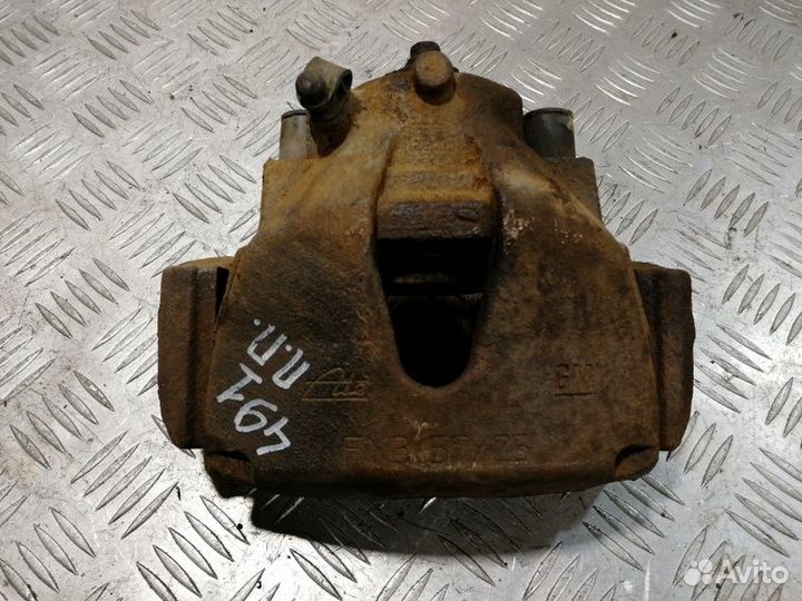 Суппорт передний правый Opel Zafira B