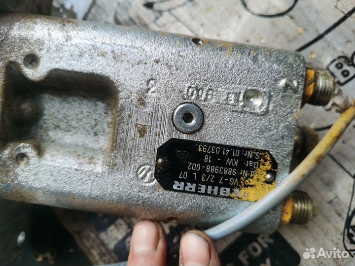 Педаль хода гусеничного экскаватора liebherr R904