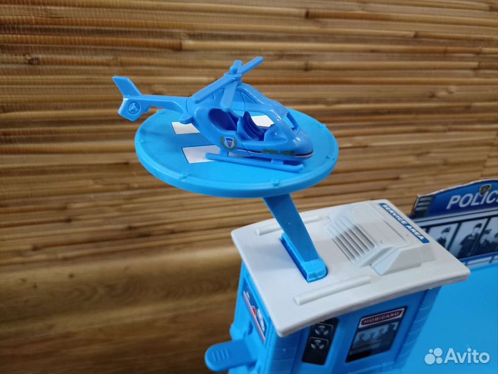 Полицейский участок с машинами