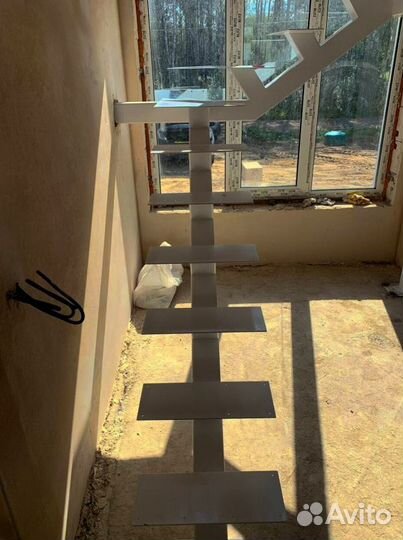 Лестница с забежными ступенями в коттедж