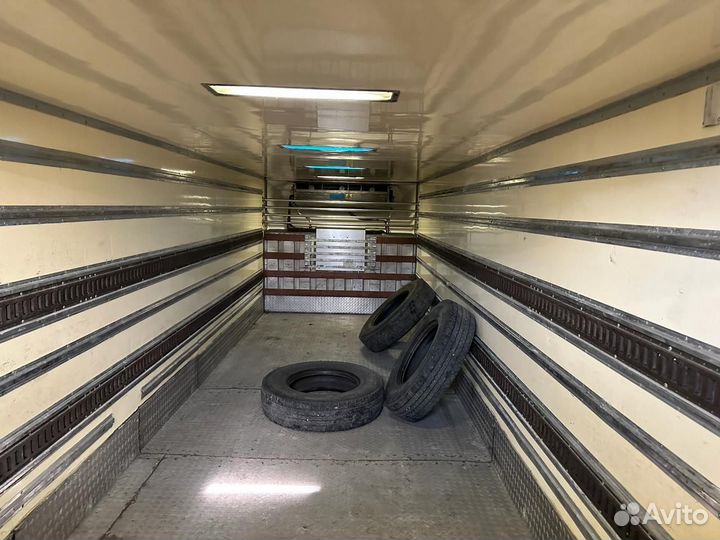 Будка с рефрижератором и двигателем