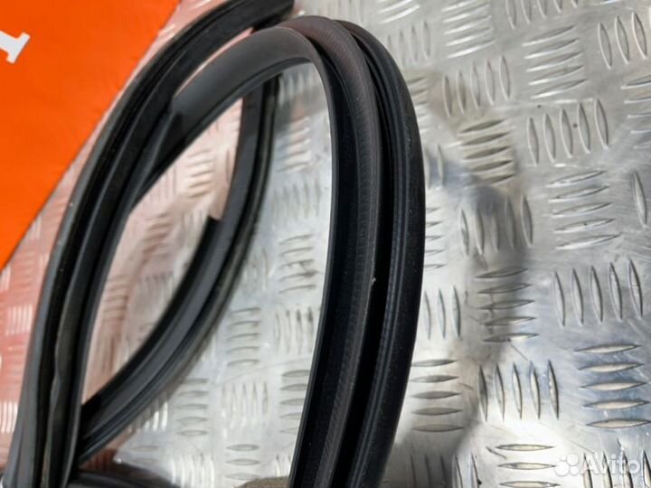 Уплотнитель двери задний правый Toyota Rav4 ACA30