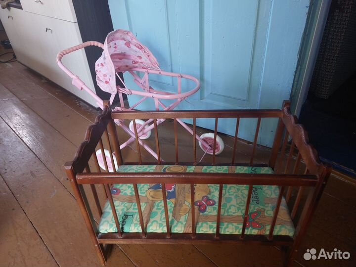 Игрушечная коляска и кроватка