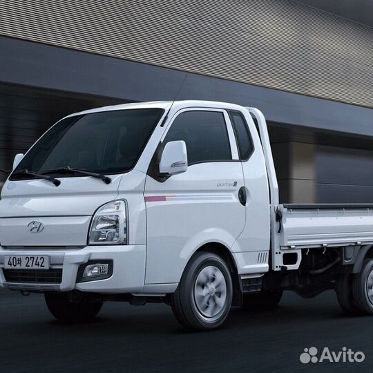 Водитель экспедитор со своим грузовым авто