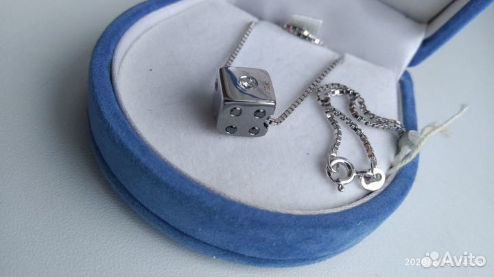 Золотой кулон с бриллиантами