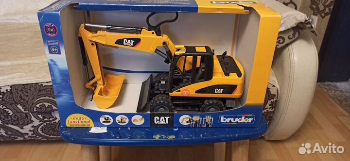 Экскаватор колесный Bruder