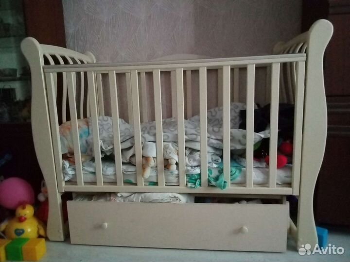 Детская кроватка с маятником