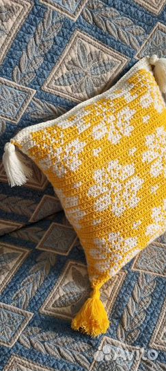 Подушка вязанная