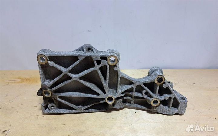 Кронштейн генератора VW Passat (B6) 2005-2010