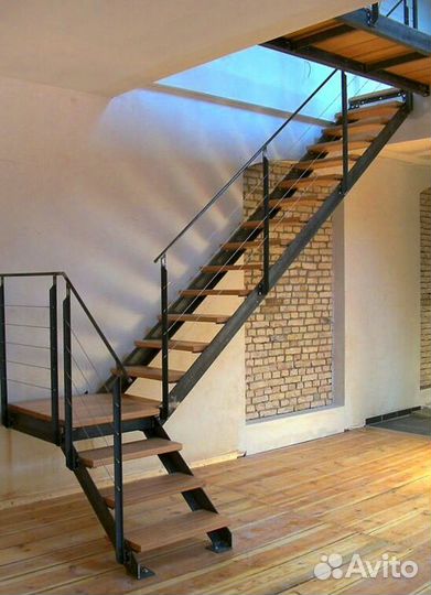 Лестница с забежными ступенями в коттедж