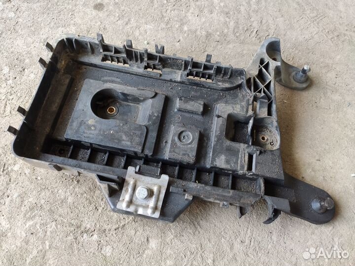 Skoda Octavia A5 площадка под акб с дефектом