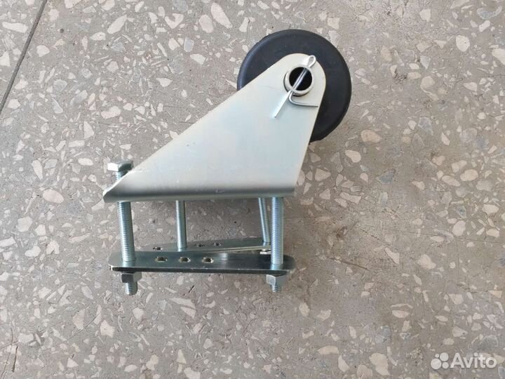 Кронштейн с килевым роликом на прицеп