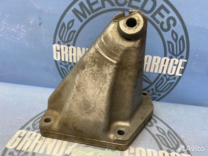 Кронштейн двигателя правый Mercedes-Benz S-Class