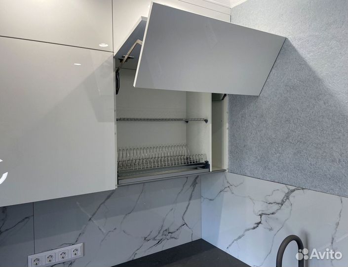 Угловой кухонный гарнитур современный