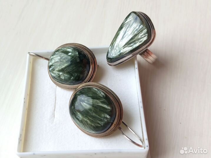 Комплект серебряные серьги и кольцо с серафинитом