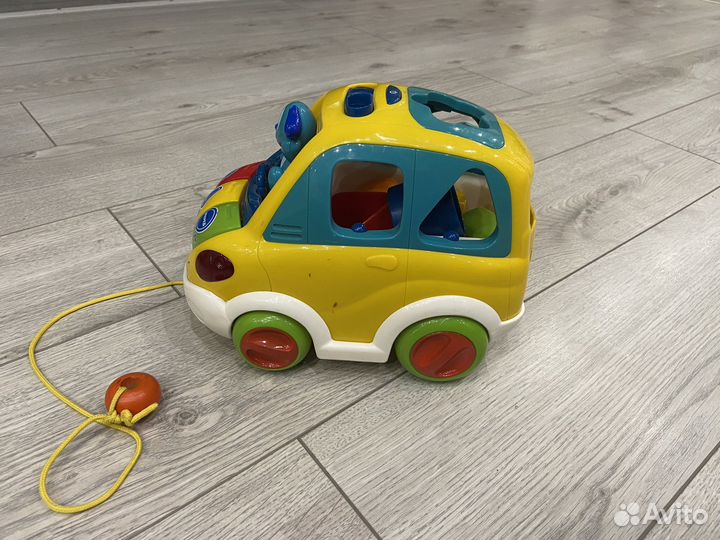 Развивающий автомобиль несколько больших