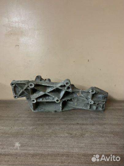 Кронштейн генератора Passat B5