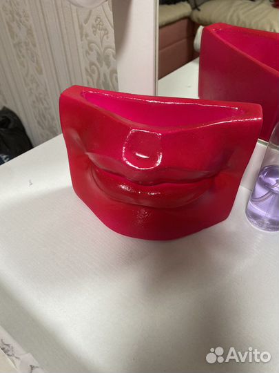 Кашпо губы