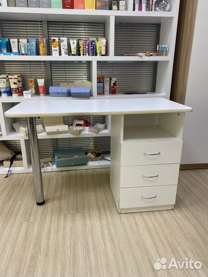 2 маникюрных стола