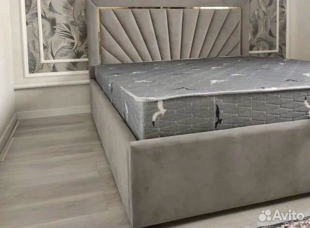 Кровать с мягким изголовьем