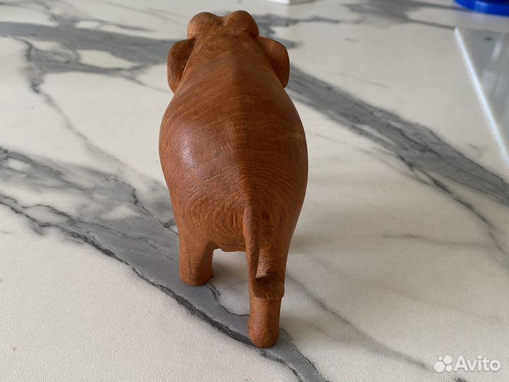 Деревянная статуэтка слон