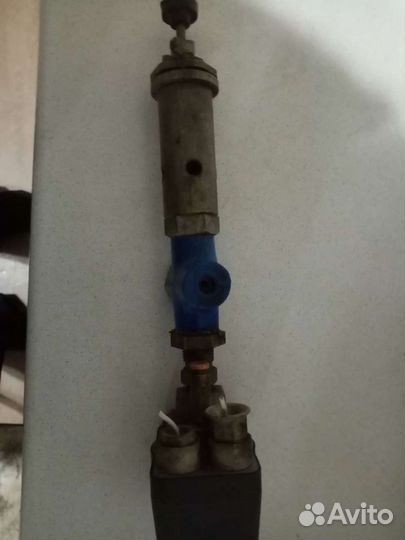 Регулятор давления с предохранительным клапаном