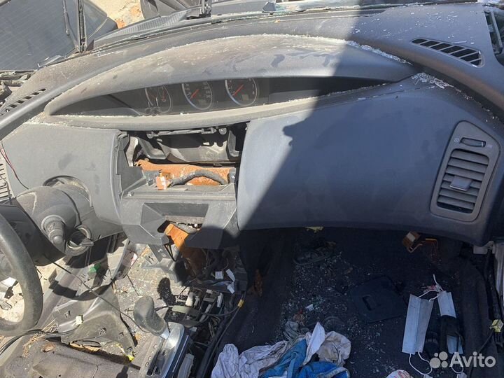 Панель торпедо с приборной панелью Nissan Primera