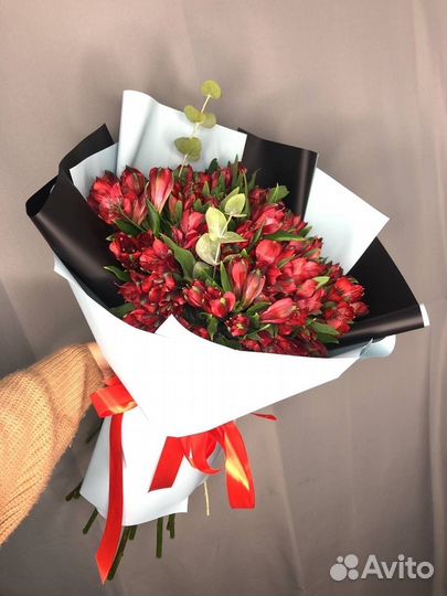 Букет из 15 красных альстромерий с эвкалиптом