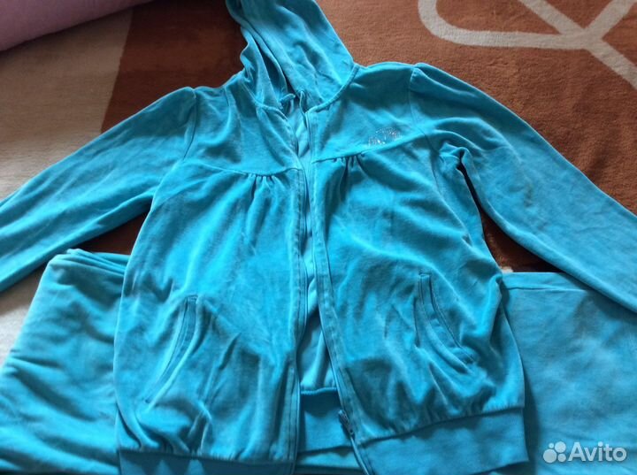 Очень красивый спортивный костюм из велюра