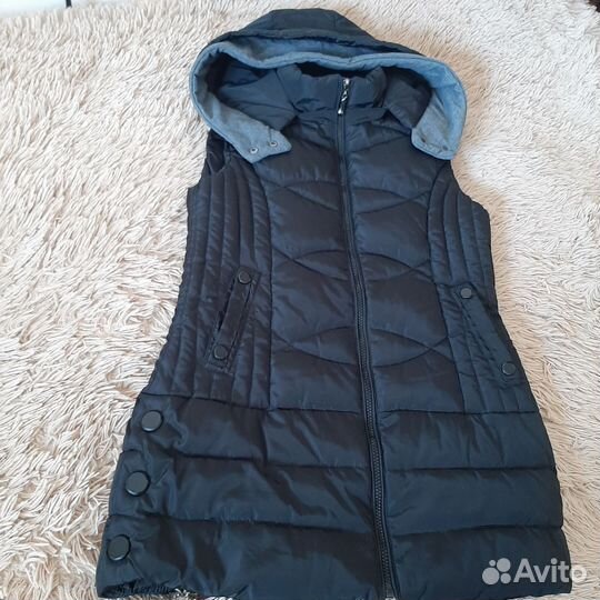 Жилетка женская утепленная с капюшоном